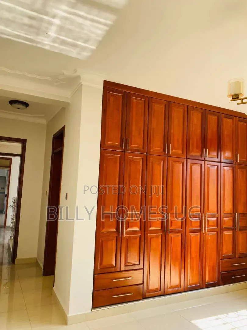 6bdrm Mansion in Ssabagabo-Makindye for sale