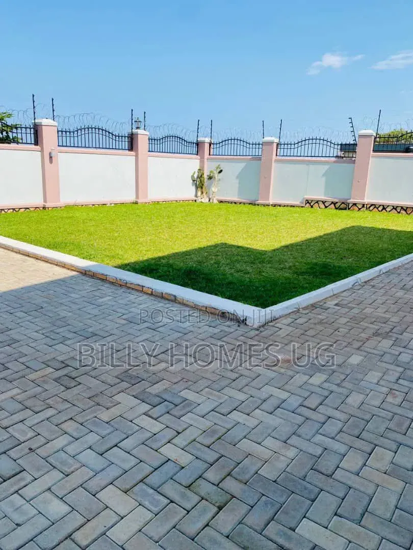 6bdrm Mansion in Ssabagabo-Makindye for sale