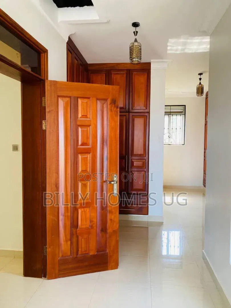 6bdrm Mansion in Ssabagabo-Makindye for sale
