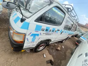 Toyota HiAce 2003 White