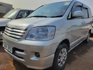 Toyota Noah 2.0 AWD (8 Seater) 2004 Silver