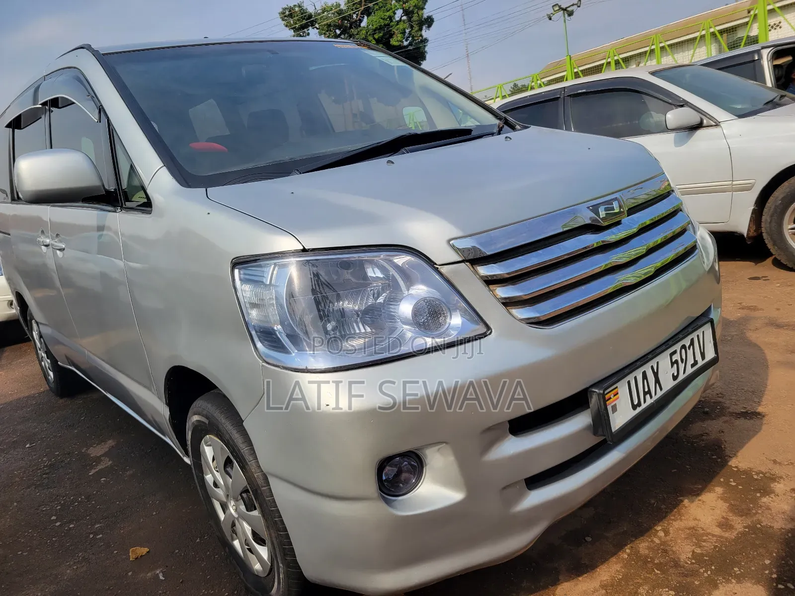 Toyota Noah 2.0 AWD (8 Seater) 2004 Silver
