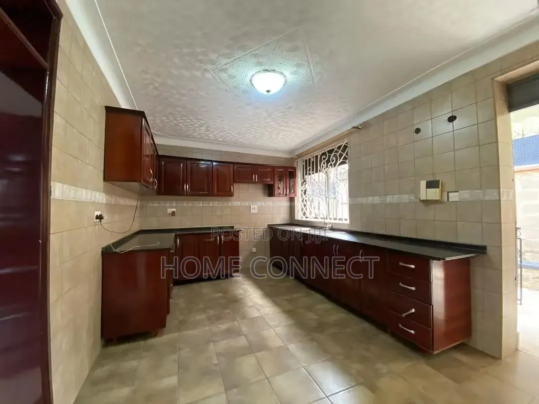 5bdrm Duplex in Mutungo Hill, Central Division for rent