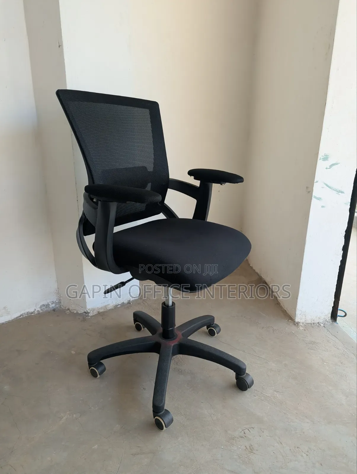 Office Chair With a Mesh Back and Adjustable Height Ready for Sale