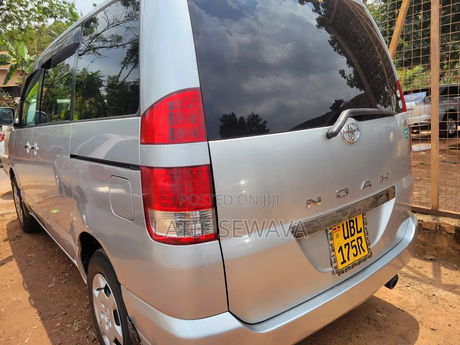 Toyota Noah 2.0 AWD (8 Seater) 2005 Silver