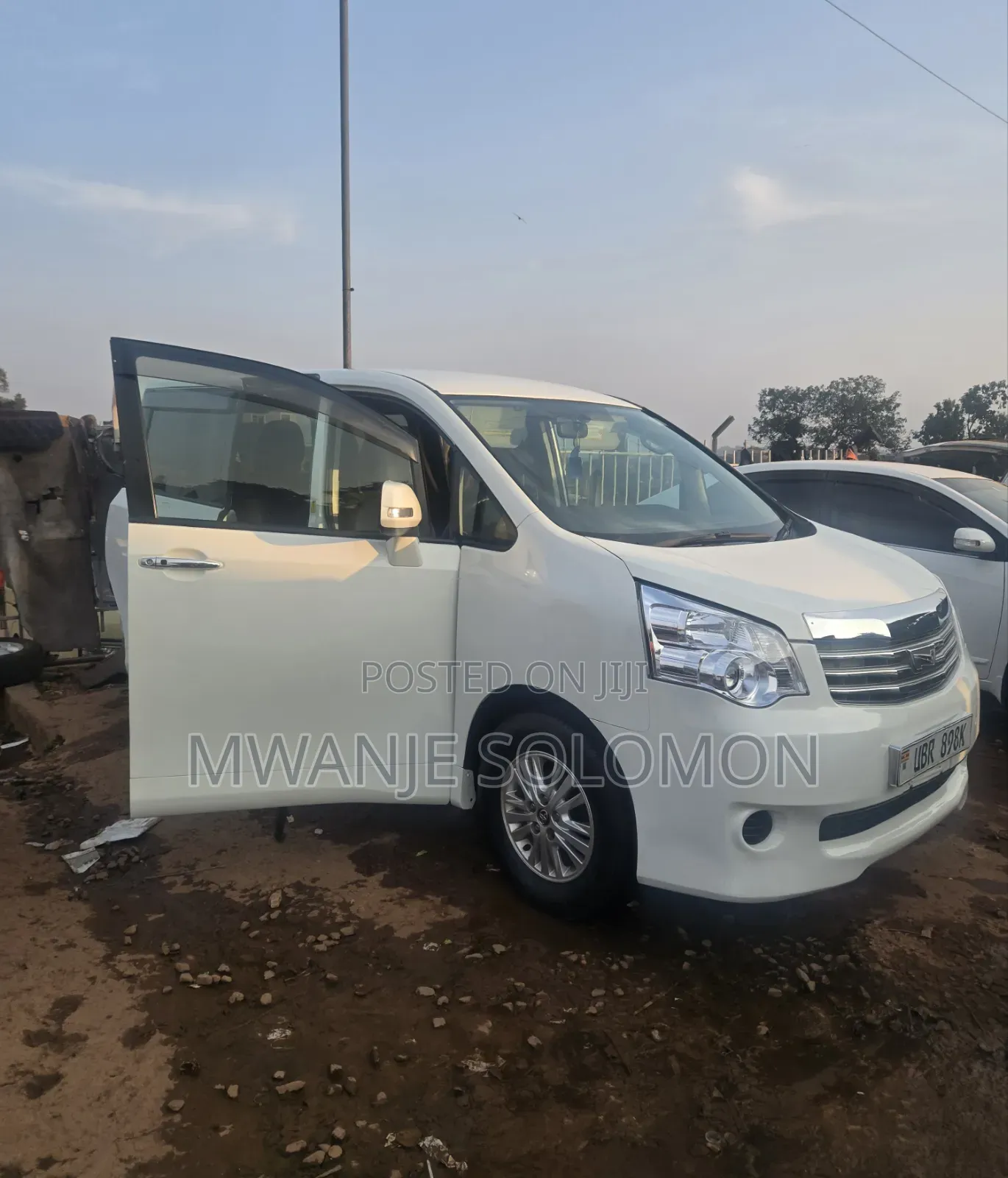 Toyota Noah 2012 White