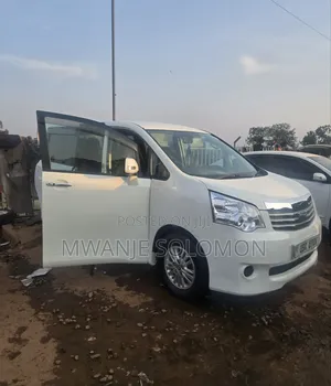 Toyota Noah 2012 White