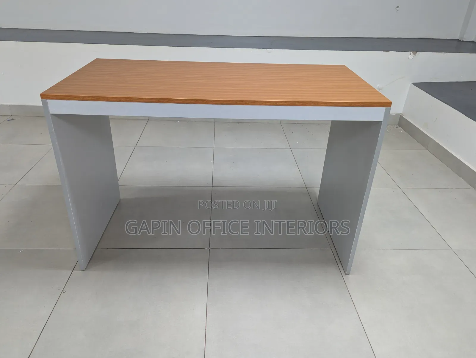 Office Desk// Table in a Very Good Condition Like New, 120çm by 60cm