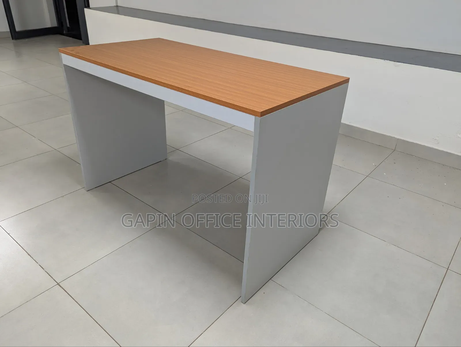 Office Desk// Table in a Very Good Condition Like New, 120çm by 60cm