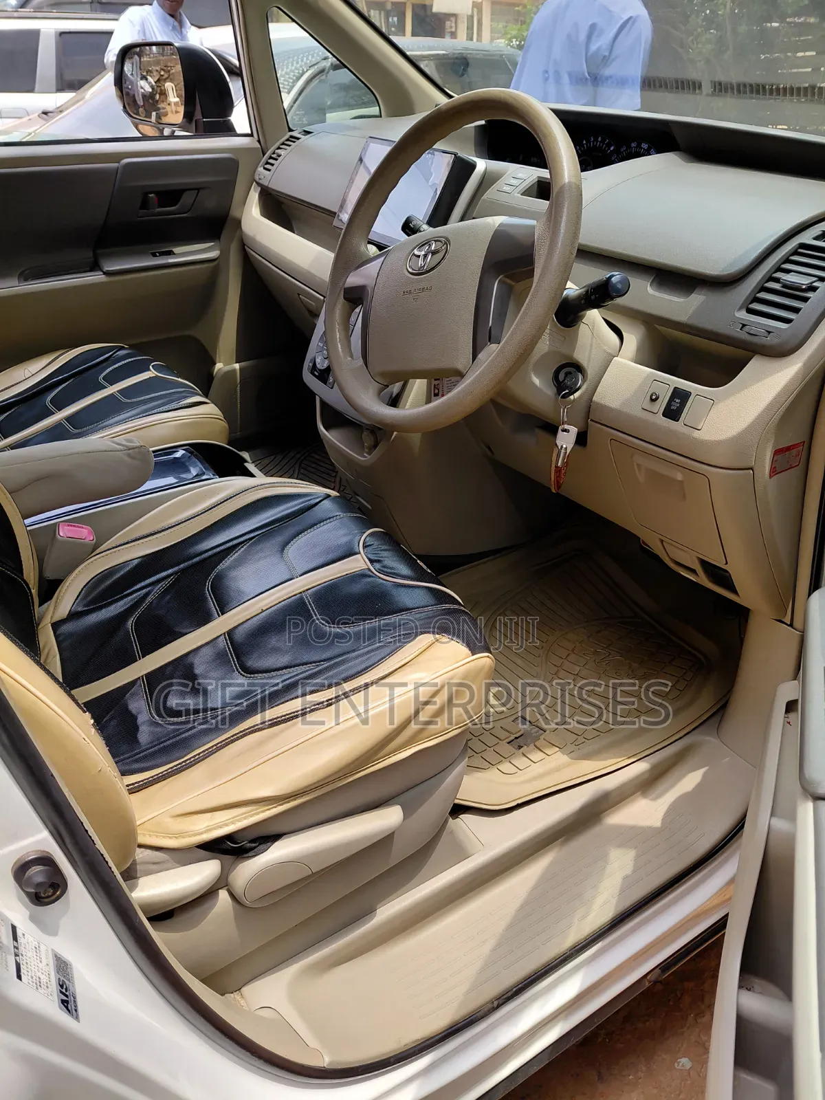 Toyota Noah 2010 Pearl
