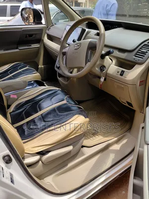 Toyota Noah 2010 Pearl