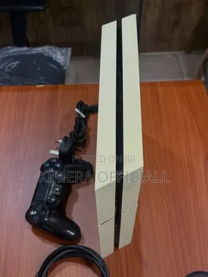 Chipped Sony Playstation 4. PS4 With 12 Games 2 Pads. Mint Condition