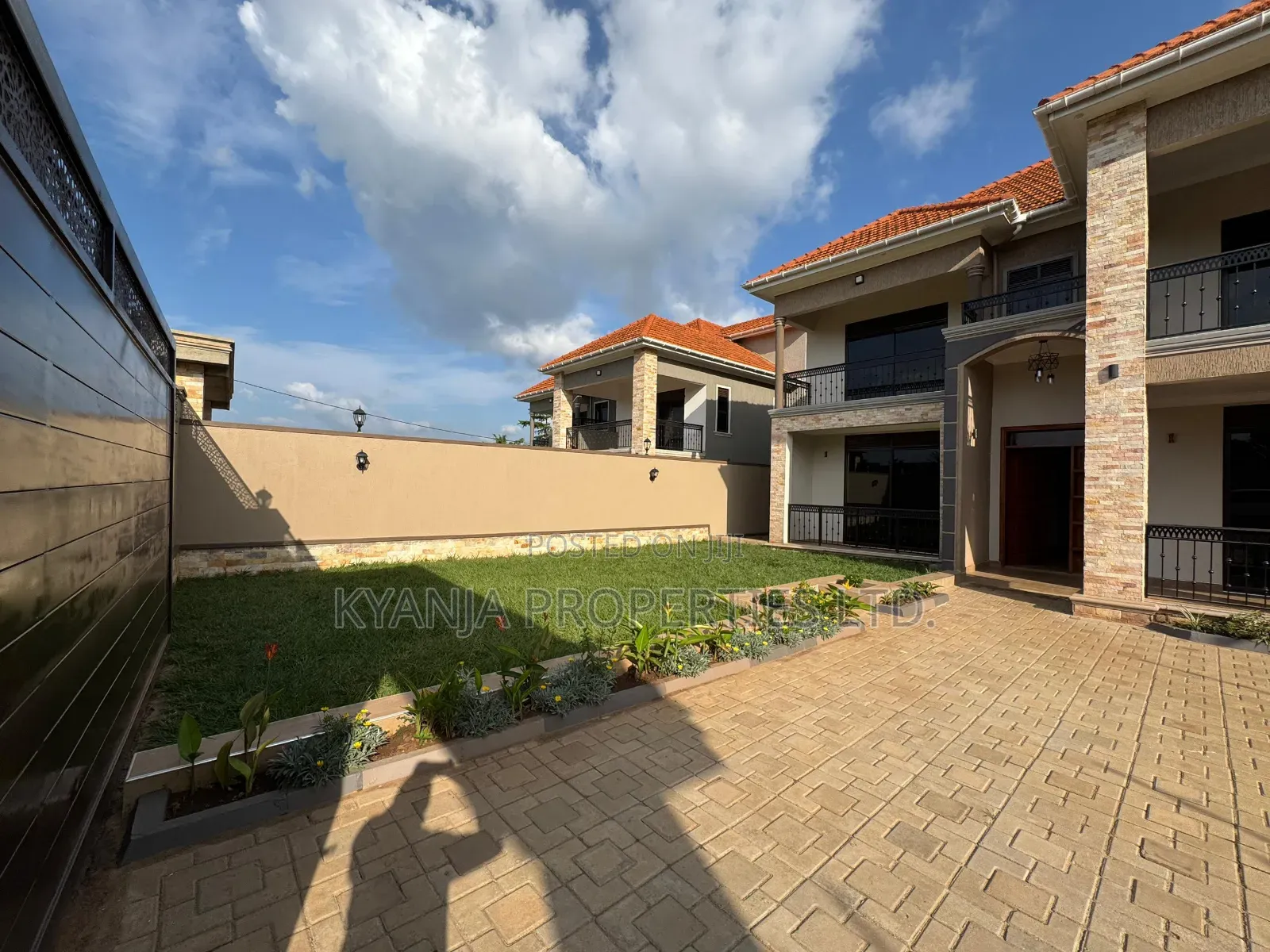 6bdrm Duplex in Kyanja Estates, Kawempe for sale