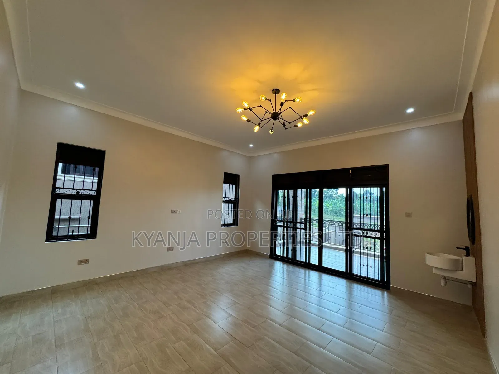 6bdrm Duplex in Kyanja Estates, Kawempe for sale