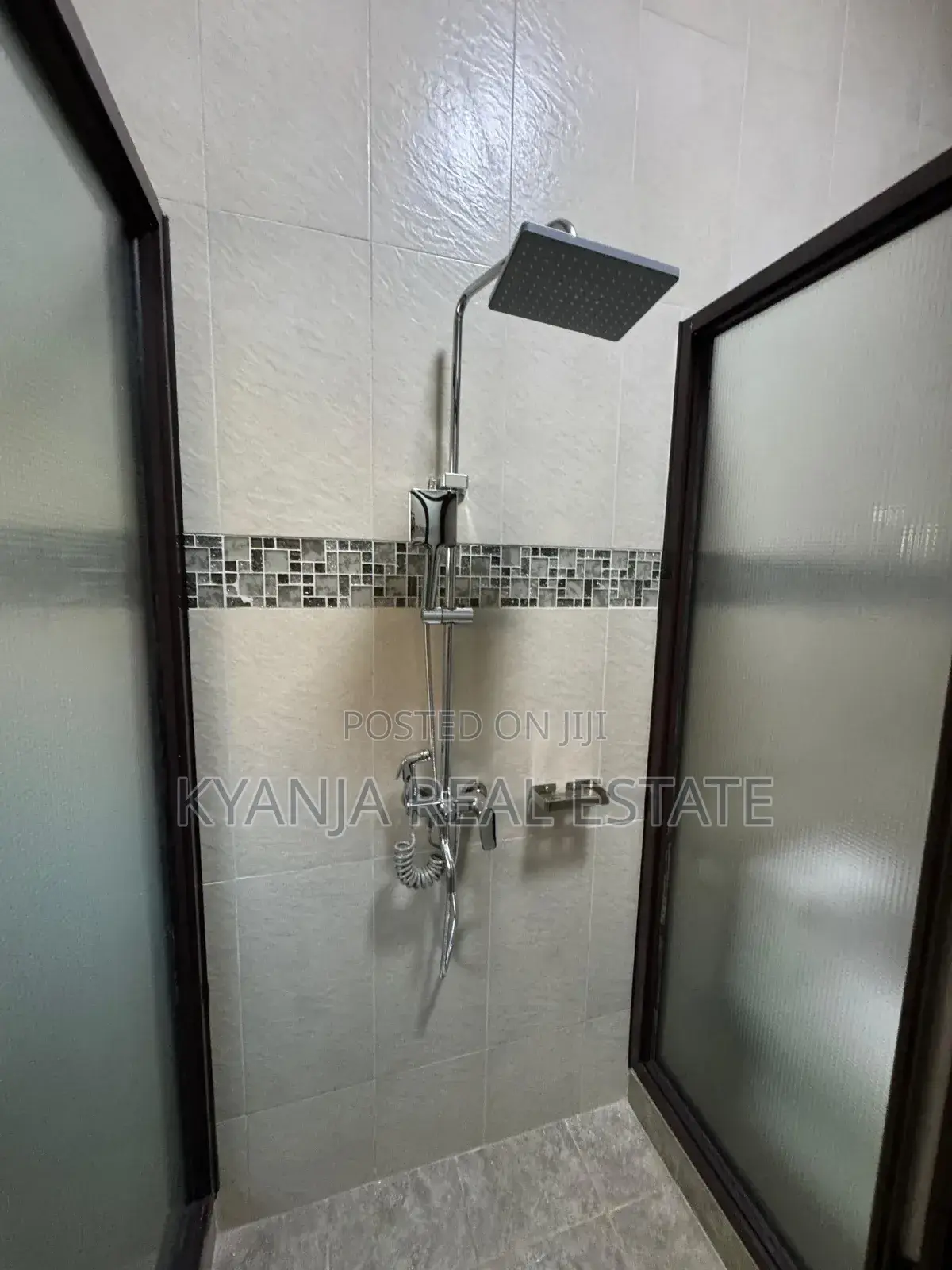 6bdrm Duplex in Kyanja Estates, Kawempe for sale