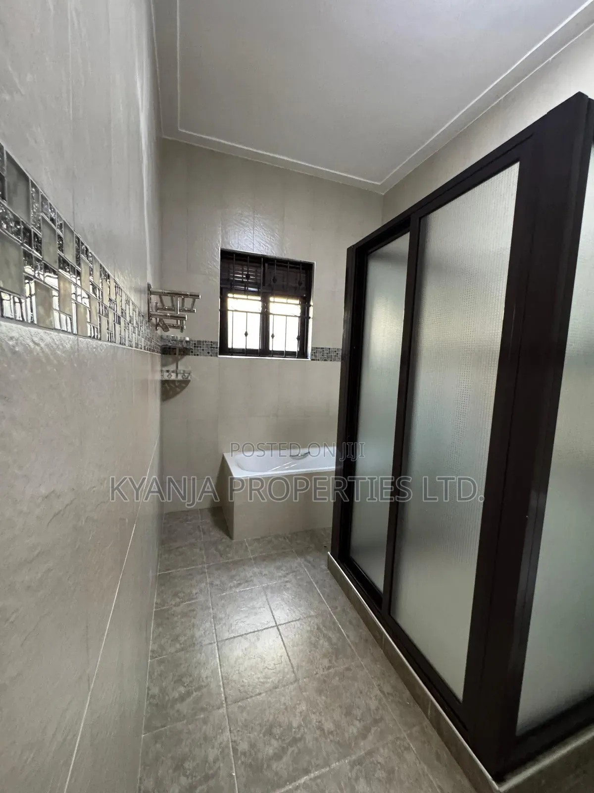 6bdrm Duplex in Kyanja Estates, Kawempe for sale