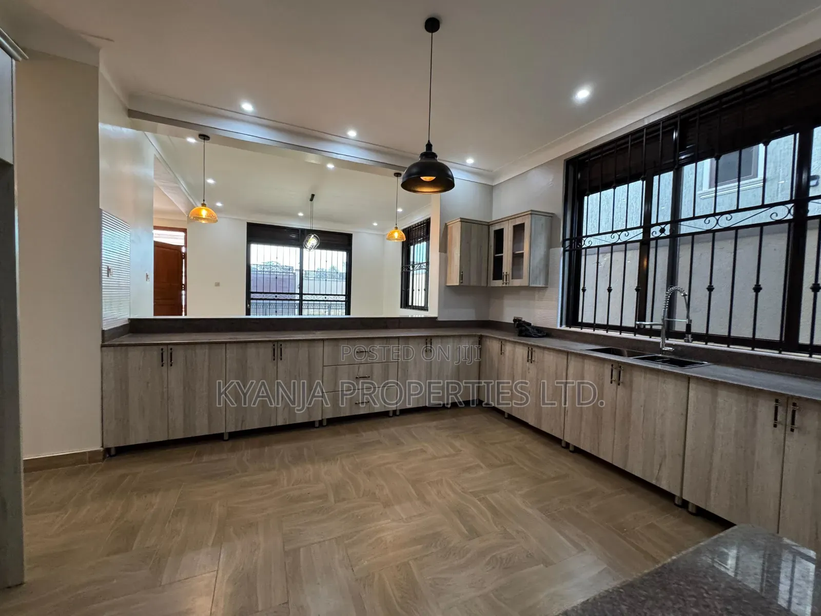 6bdrm Duplex in Kyanja Estates, Kawempe for sale
