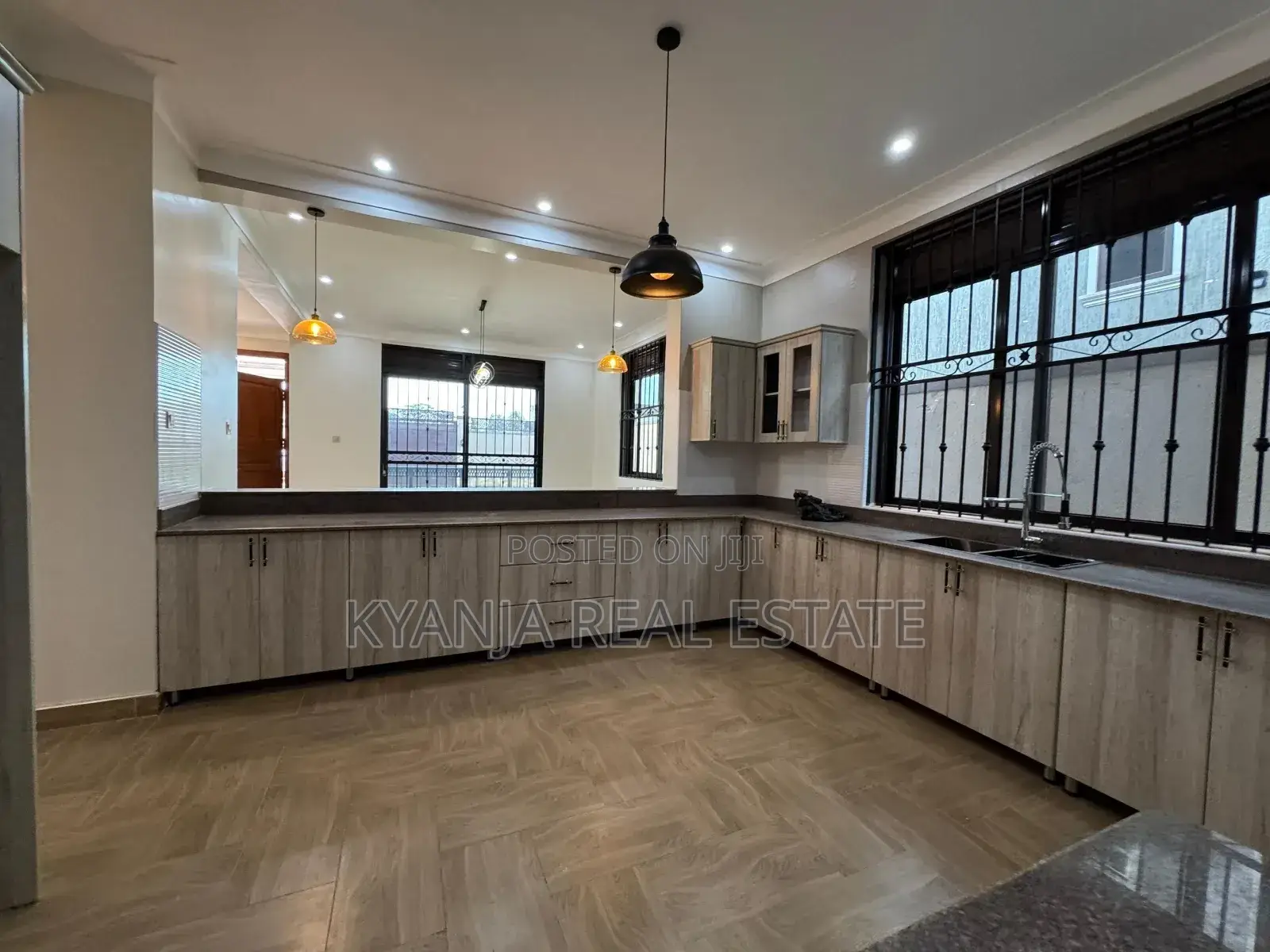 6bdrm Duplex in Kyanja Estates, Kawempe for sale
