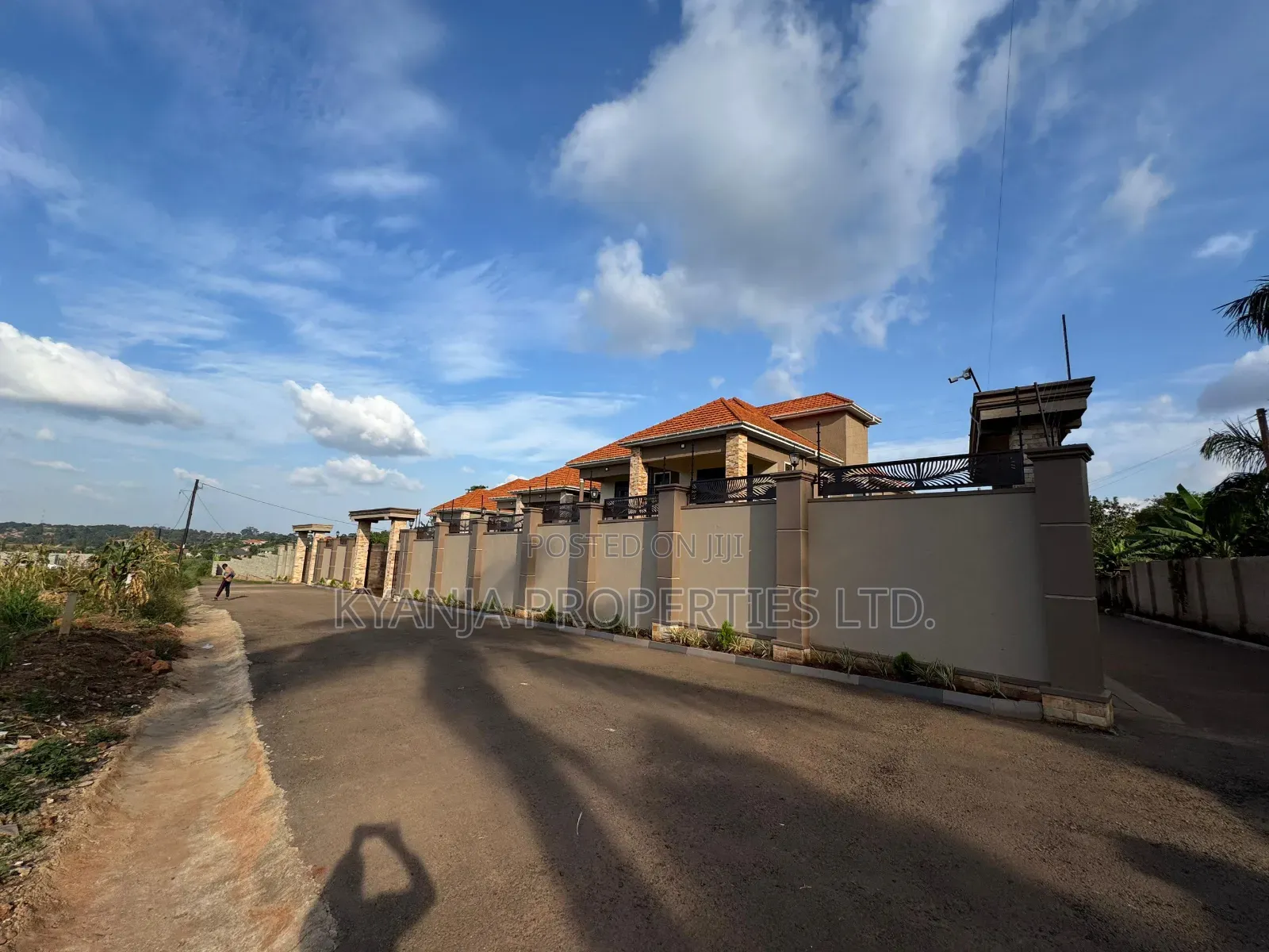 6bdrm Duplex in Kyanja Estates, Kawempe for sale