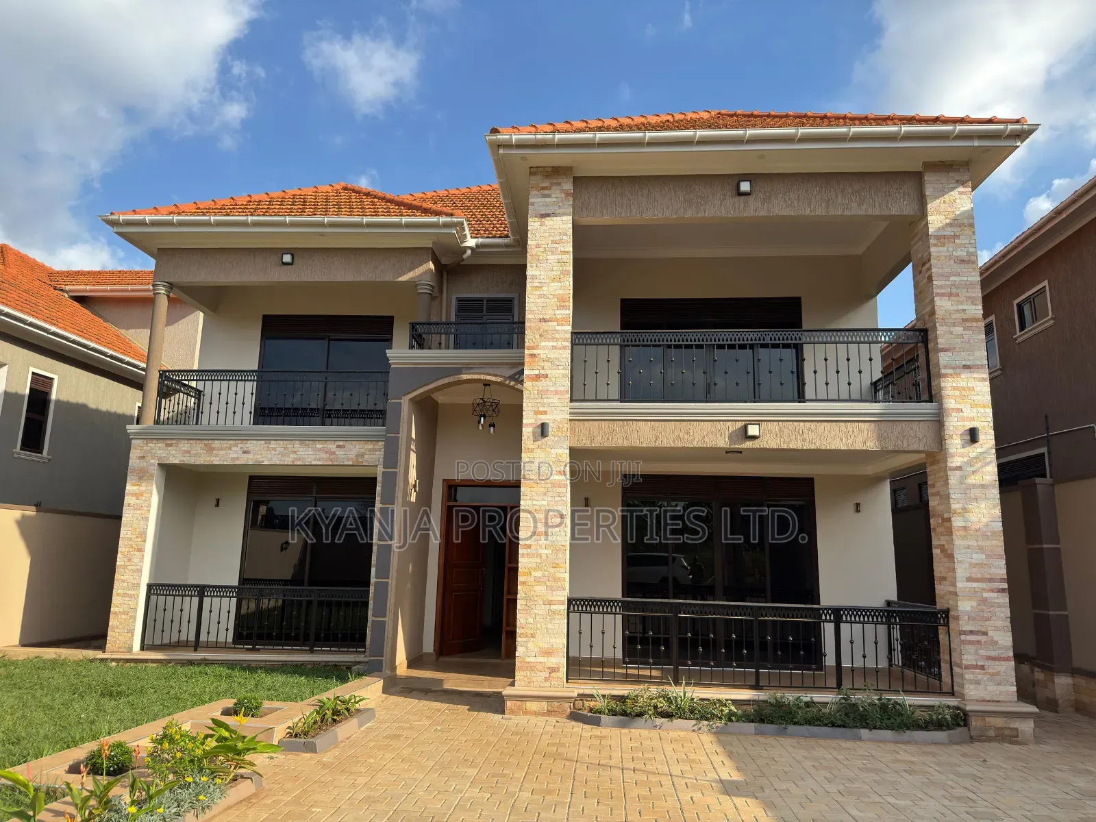 6bdrm Duplex in Kyanja Estates, Kawempe for sale