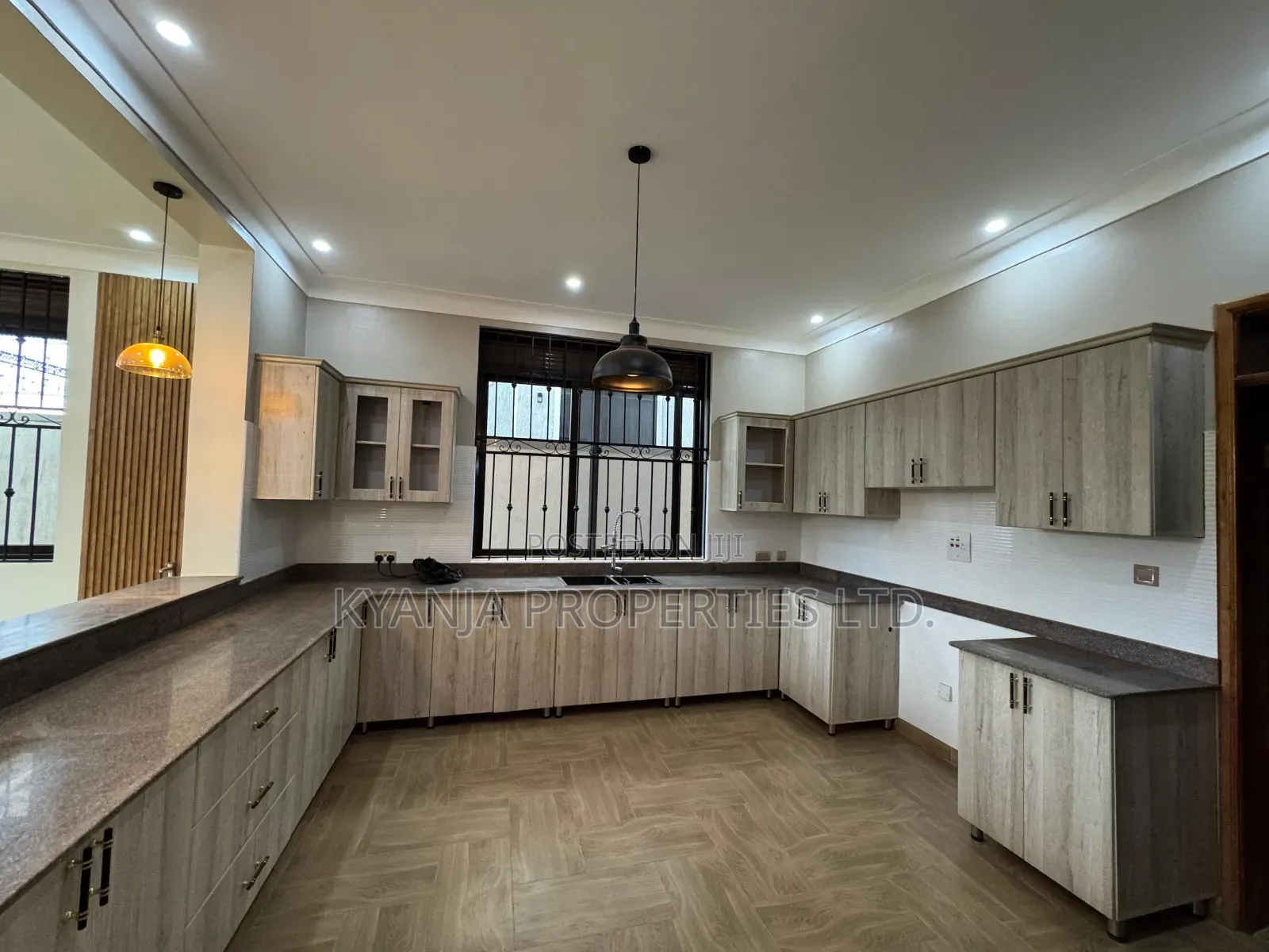 6bdrm Duplex in Kyanja Estates, Kawempe for sale
