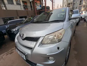 Toyota IST 2010 Silver
