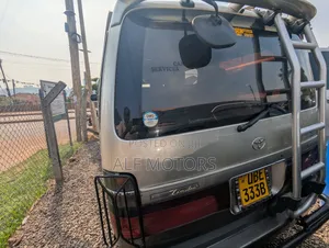 Toyota Hilux 2000 Silver