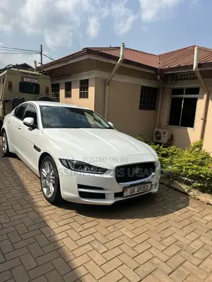 Jaguar F-Pace 20d Premium 2017 White