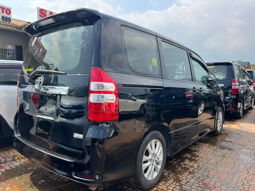 Toyota Noah 2.0 158hp FWD (7 Seater) 2012 White