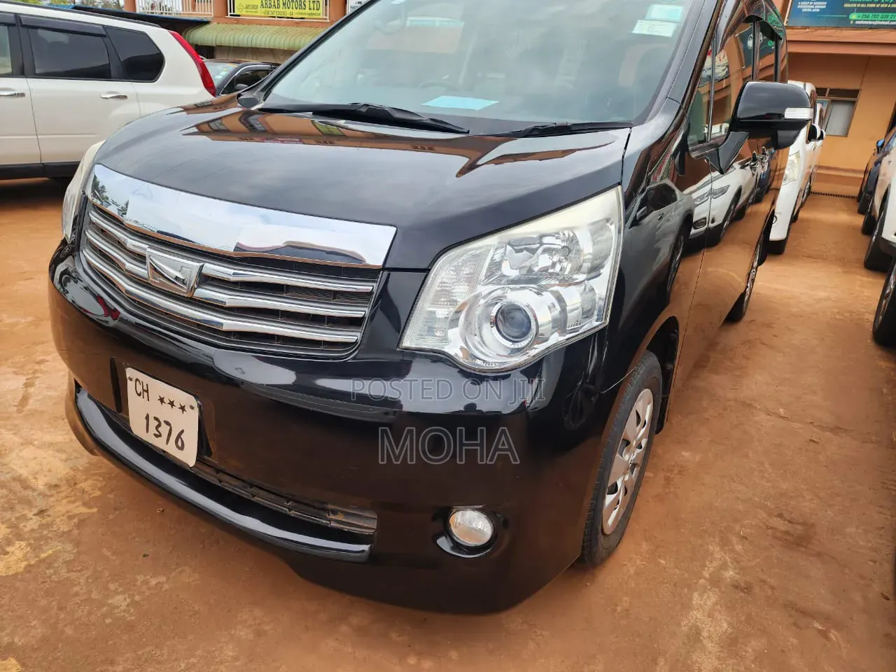 Toyota Noah 2.0 158hp FWD (7 Seater) 2012 White