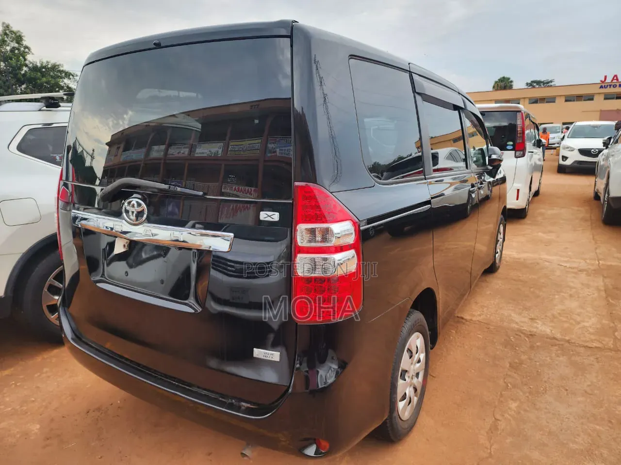 Toyota Noah 2.0 158hp FWD (7 Seater) 2012 White