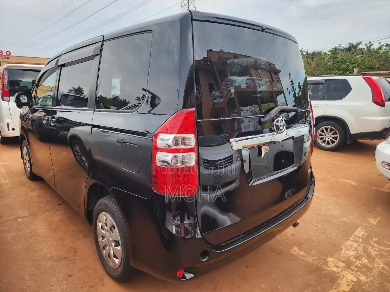 Toyota Noah 2.0 158hp FWD (7 Seater) 2012 White