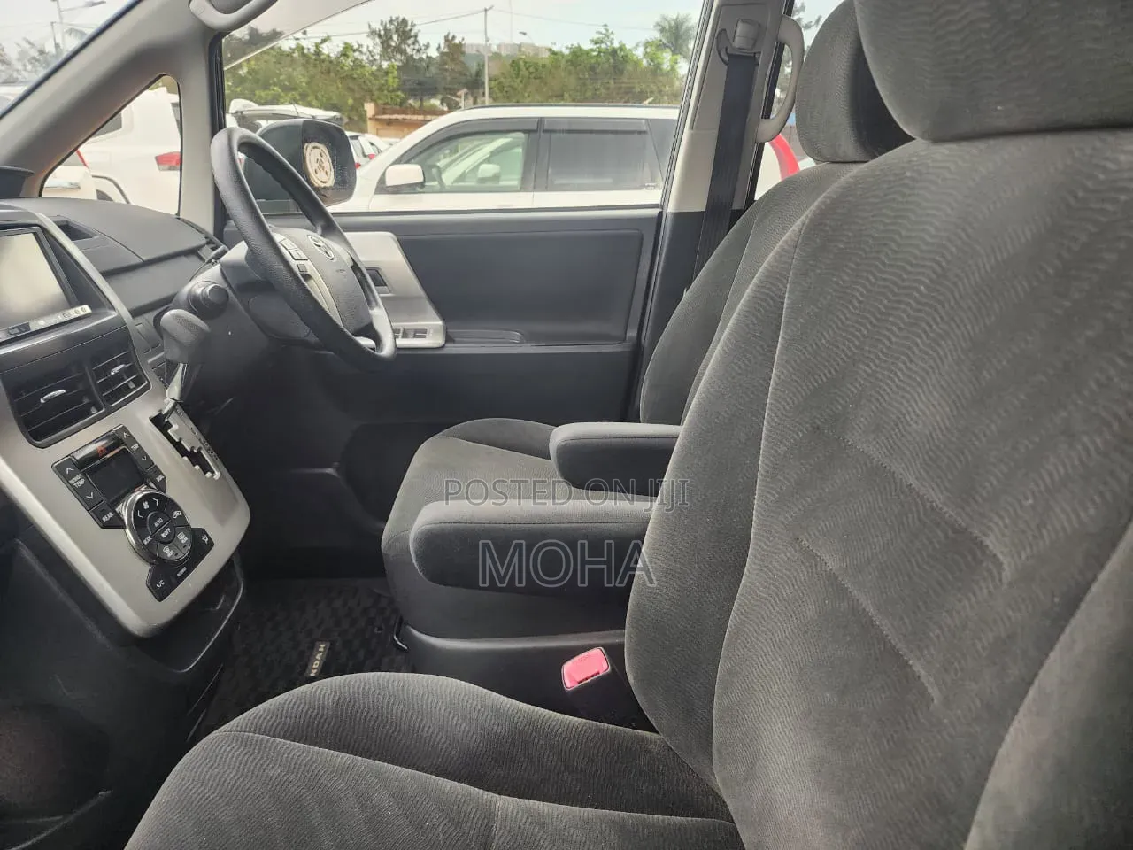 Toyota Noah 2.0 158hp FWD (7 Seater) 2012 White