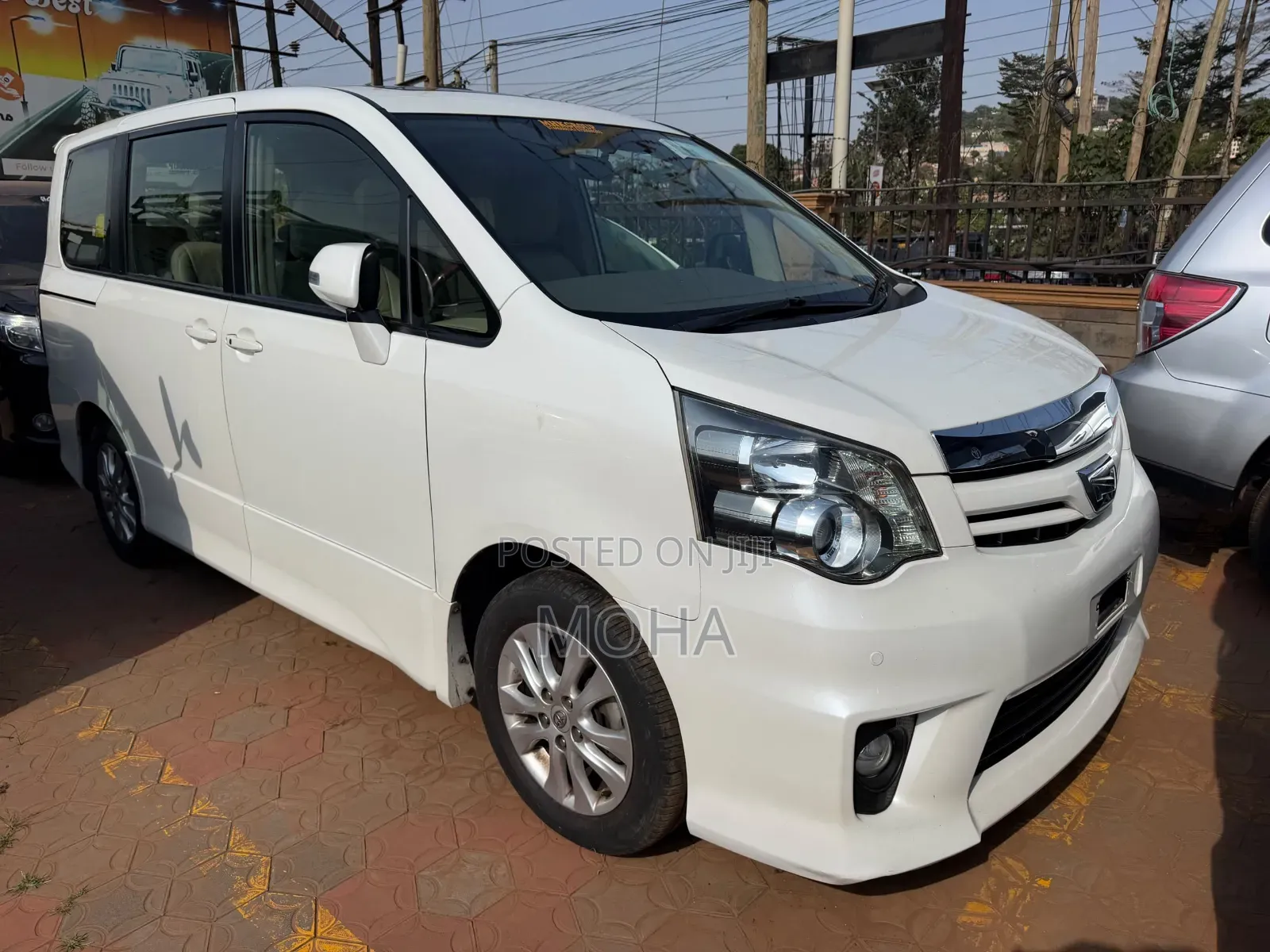 Toyota Noah 2.0 158hp FWD (7 Seater) 2012 White