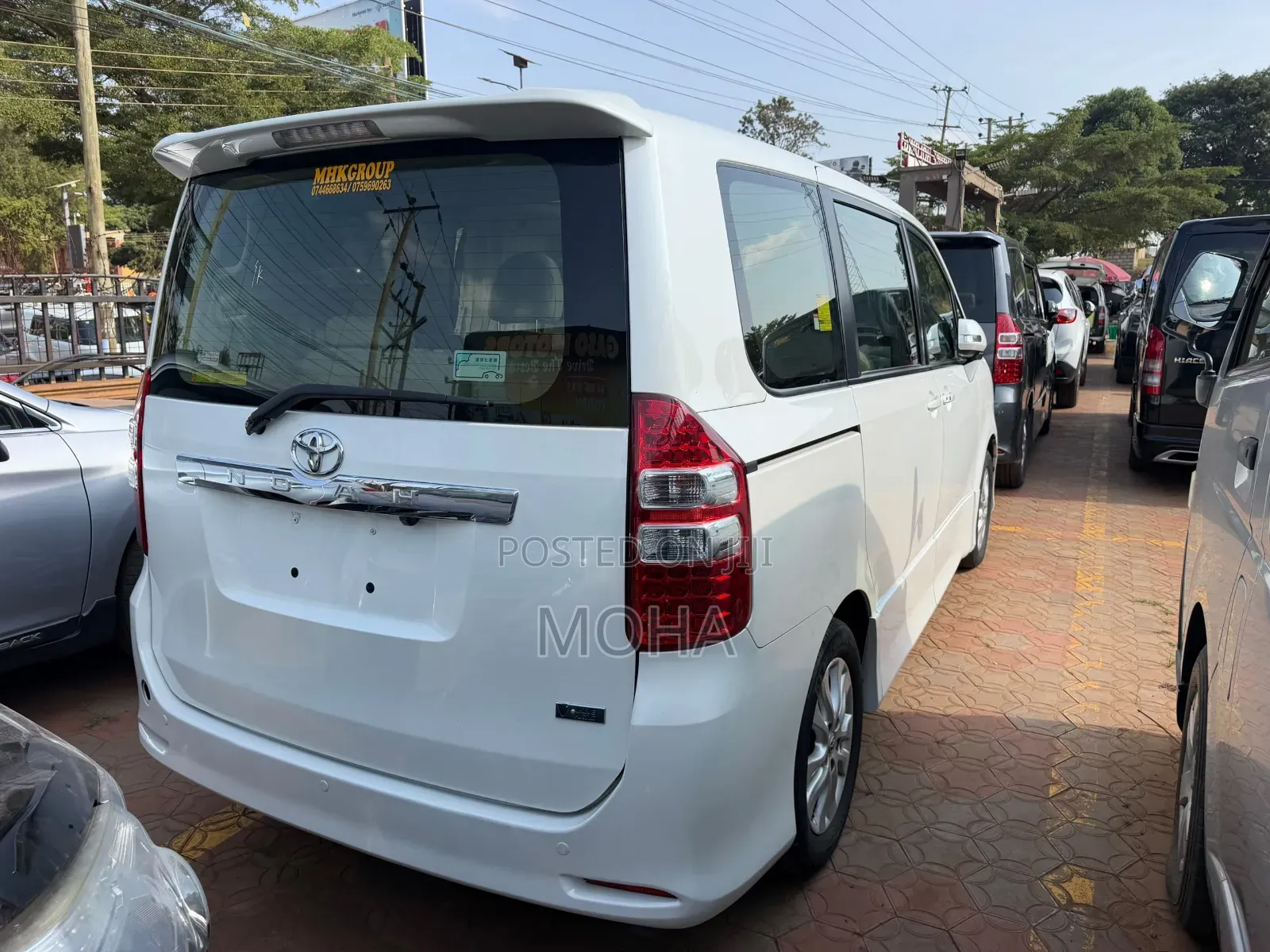 Toyota Noah 2.0 158hp FWD (7 Seater) 2012 White