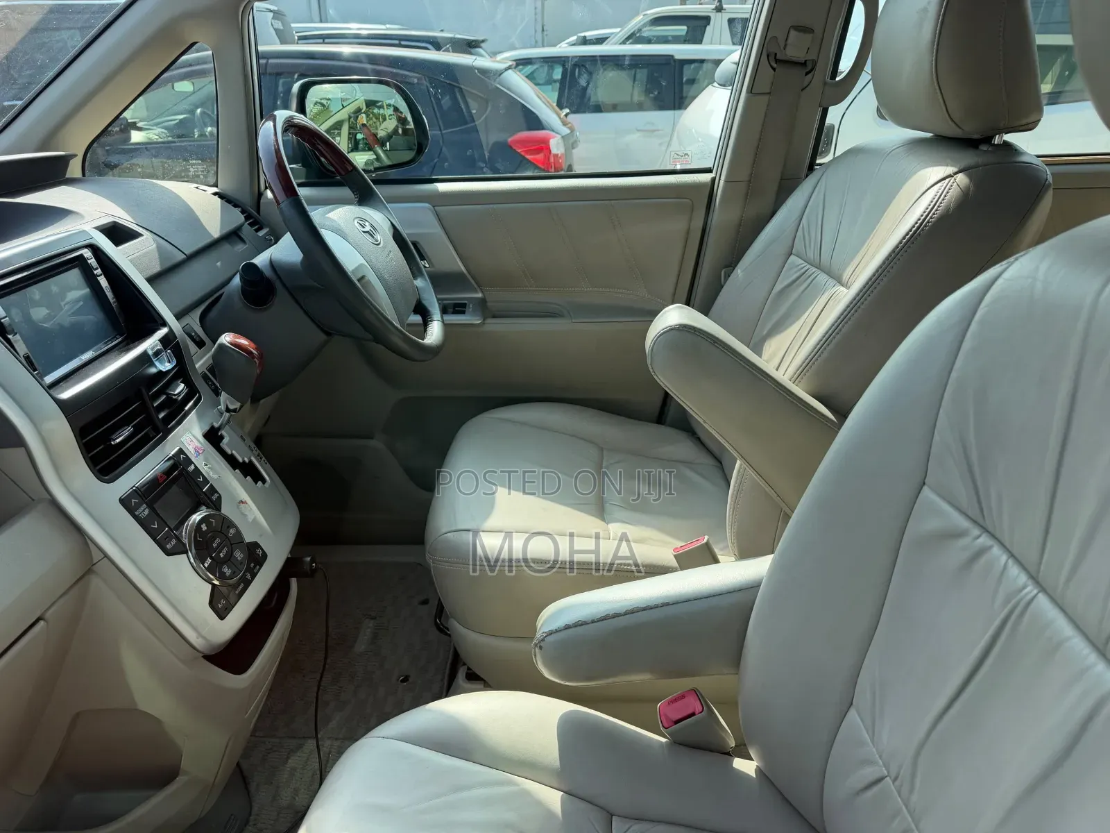 Toyota Noah 2.0 158hp FWD (7 Seater) 2012 White