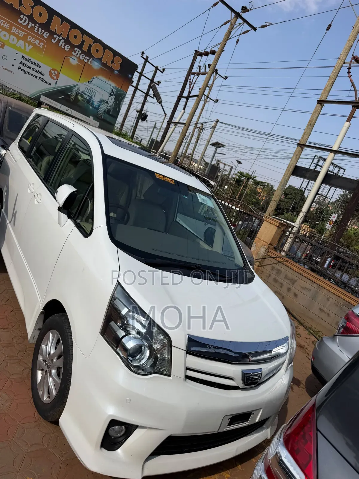 Toyota Noah 2.0 158hp FWD (7 Seater) 2012 White