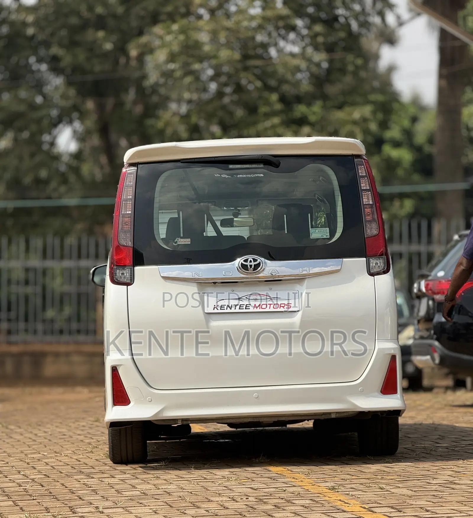 Toyota Noah 2.0 AWD (7 Seater) 2015 White