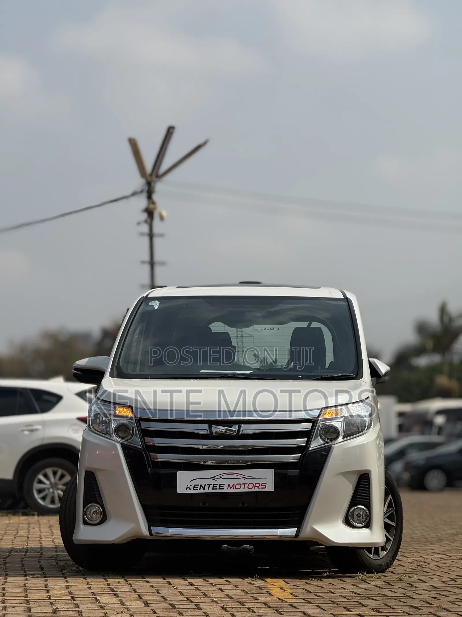 Toyota Noah 2.0 AWD (7 Seater) 2015 White