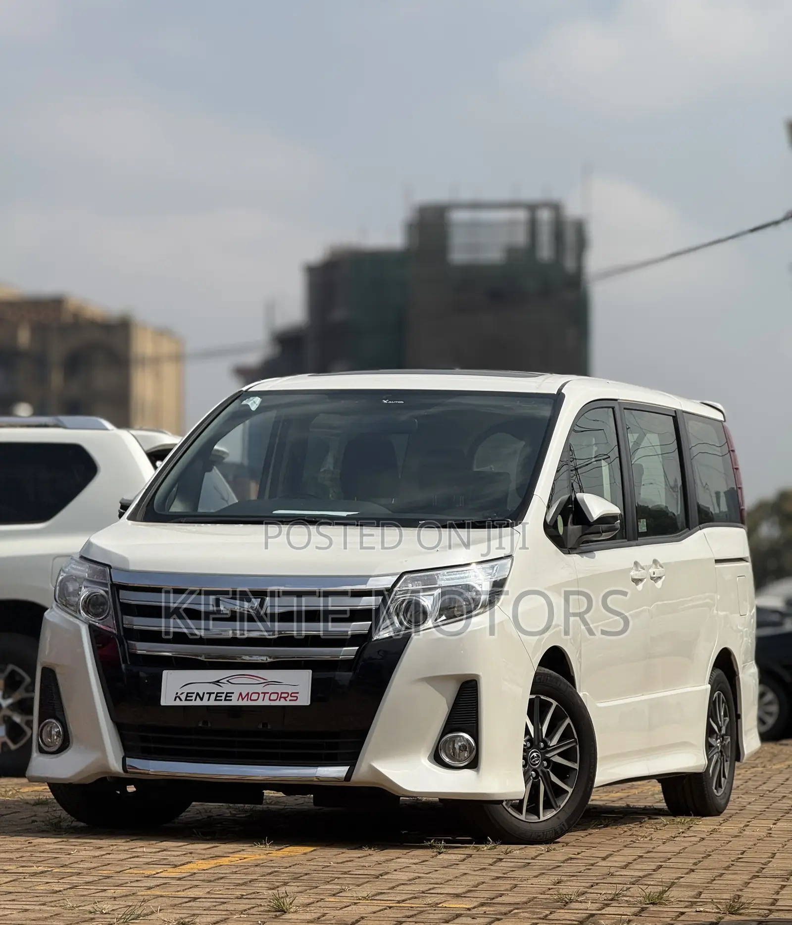 Toyota Noah 2.0 AWD (7 Seater) 2015 White