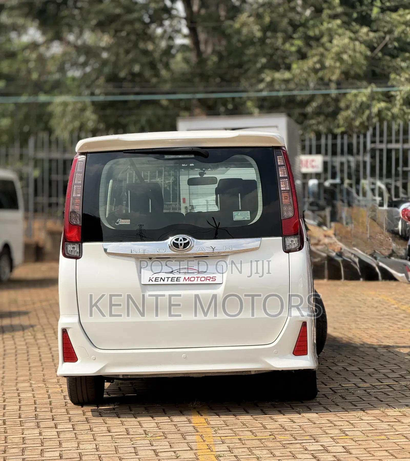 Toyota Noah 2.0 AWD (7 Seater) 2015 White