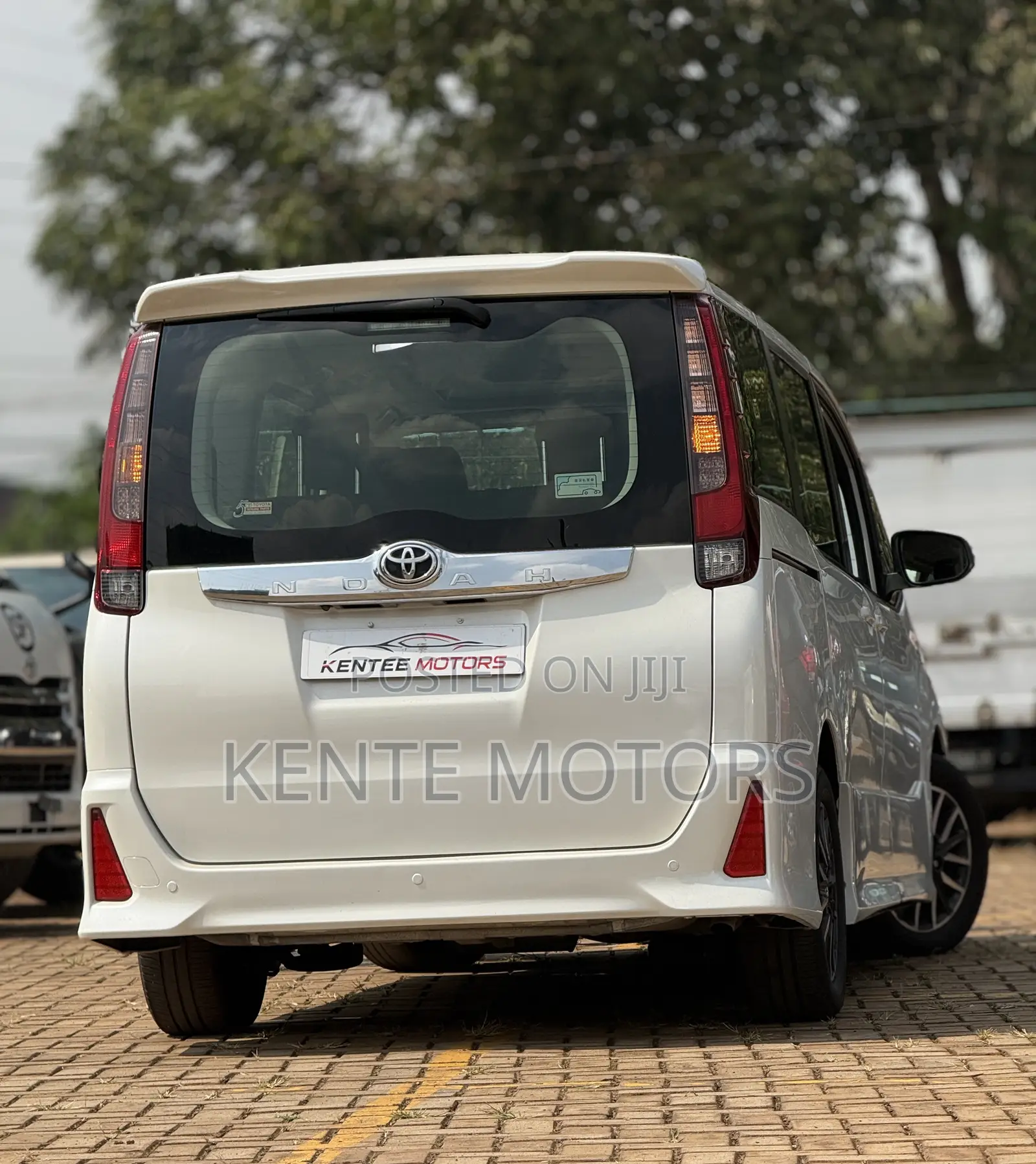 Toyota Noah 2.0 AWD (7 Seater) 2015 White