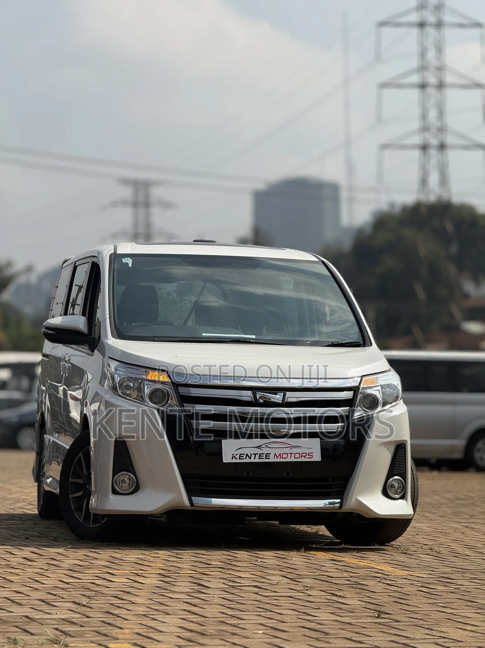 Toyota Noah 2.0 AWD (7 Seater) 2015 White