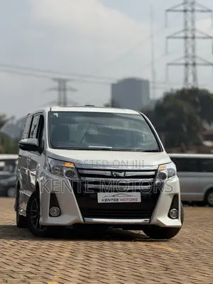 Toyota Noah 2.0 AWD (7 Seater) 2015 White