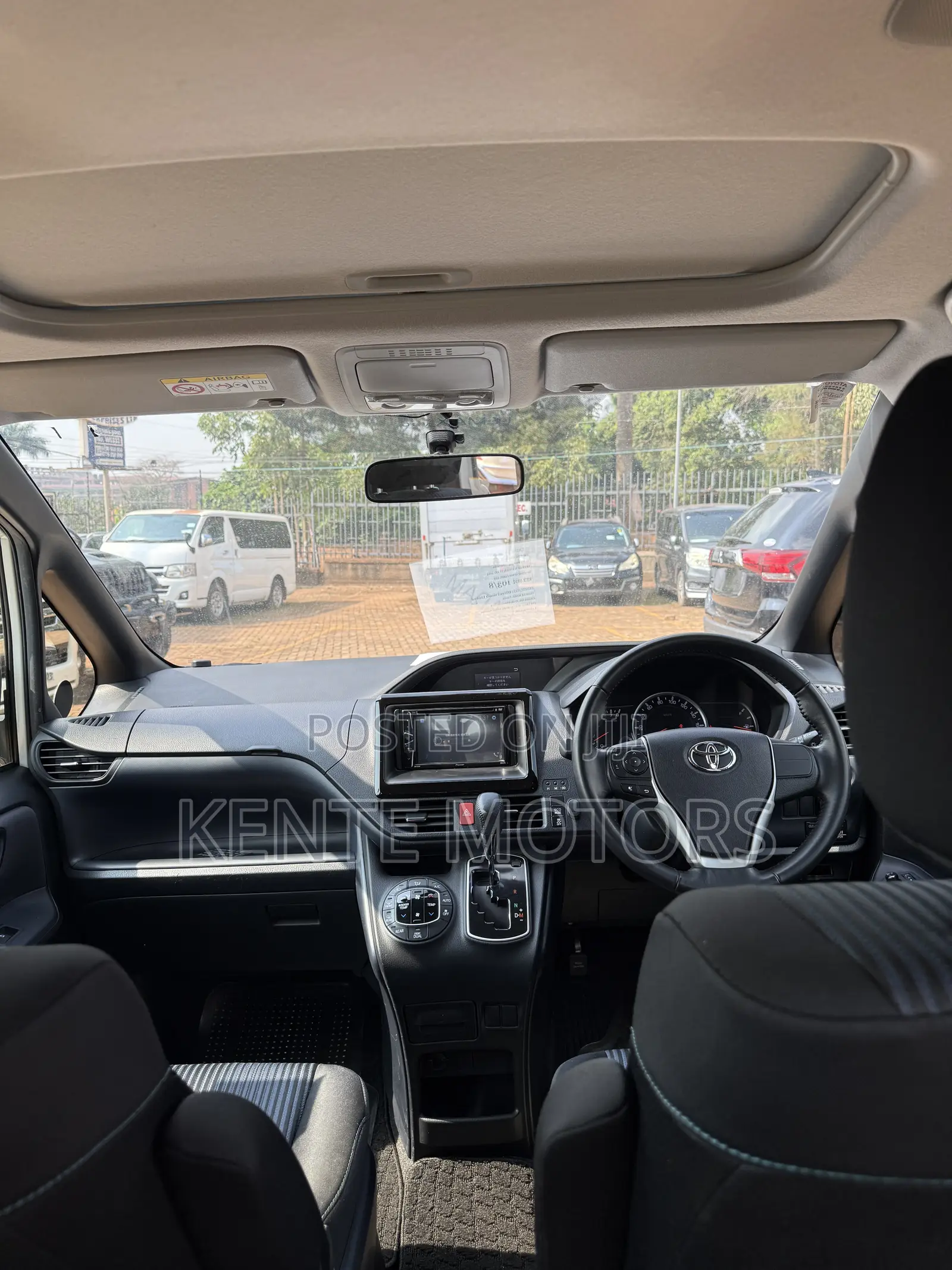 Toyota Noah 2.0 AWD (7 Seater) 2015 White