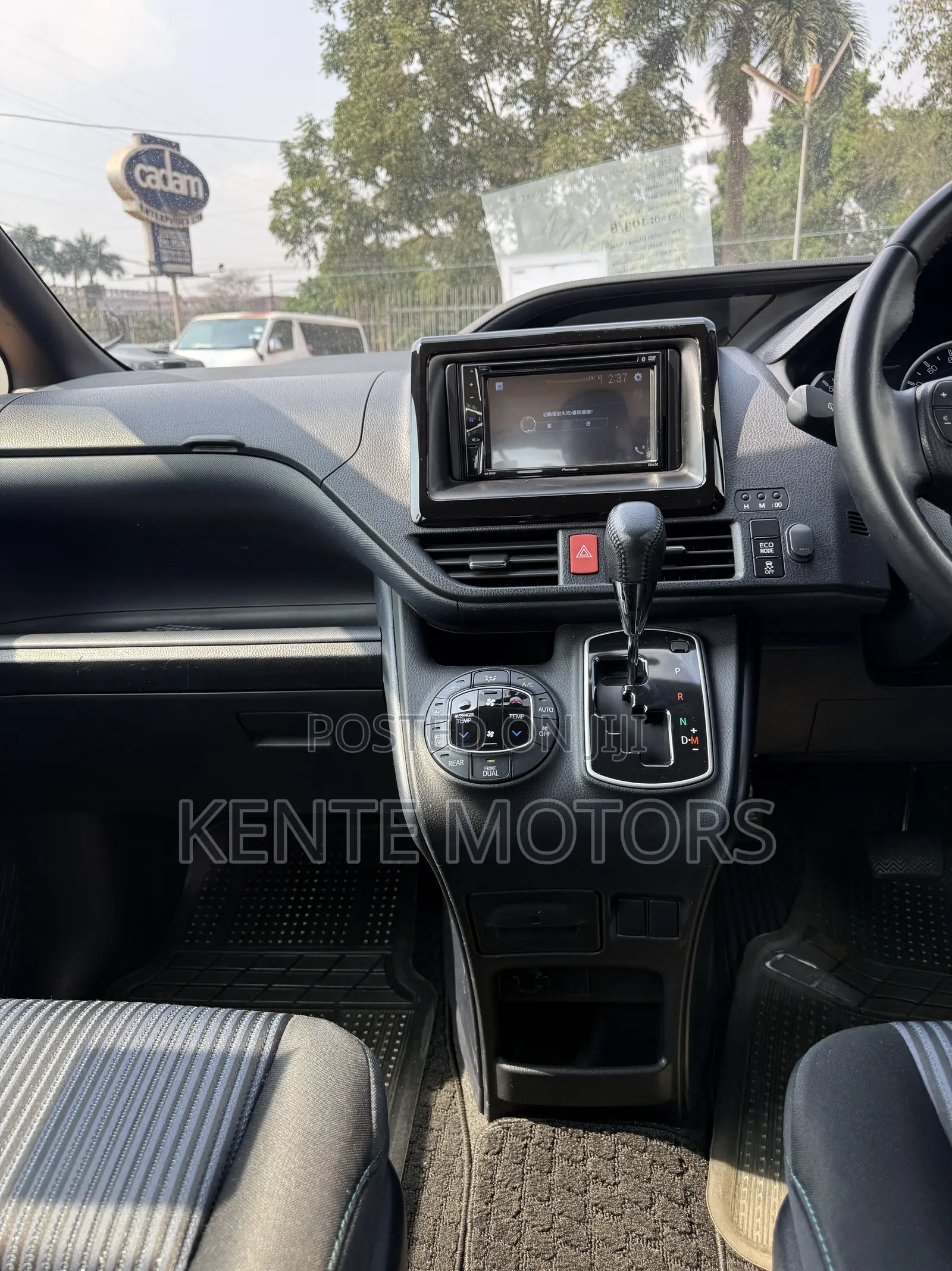 Toyota Noah 2.0 AWD (7 Seater) 2015 White