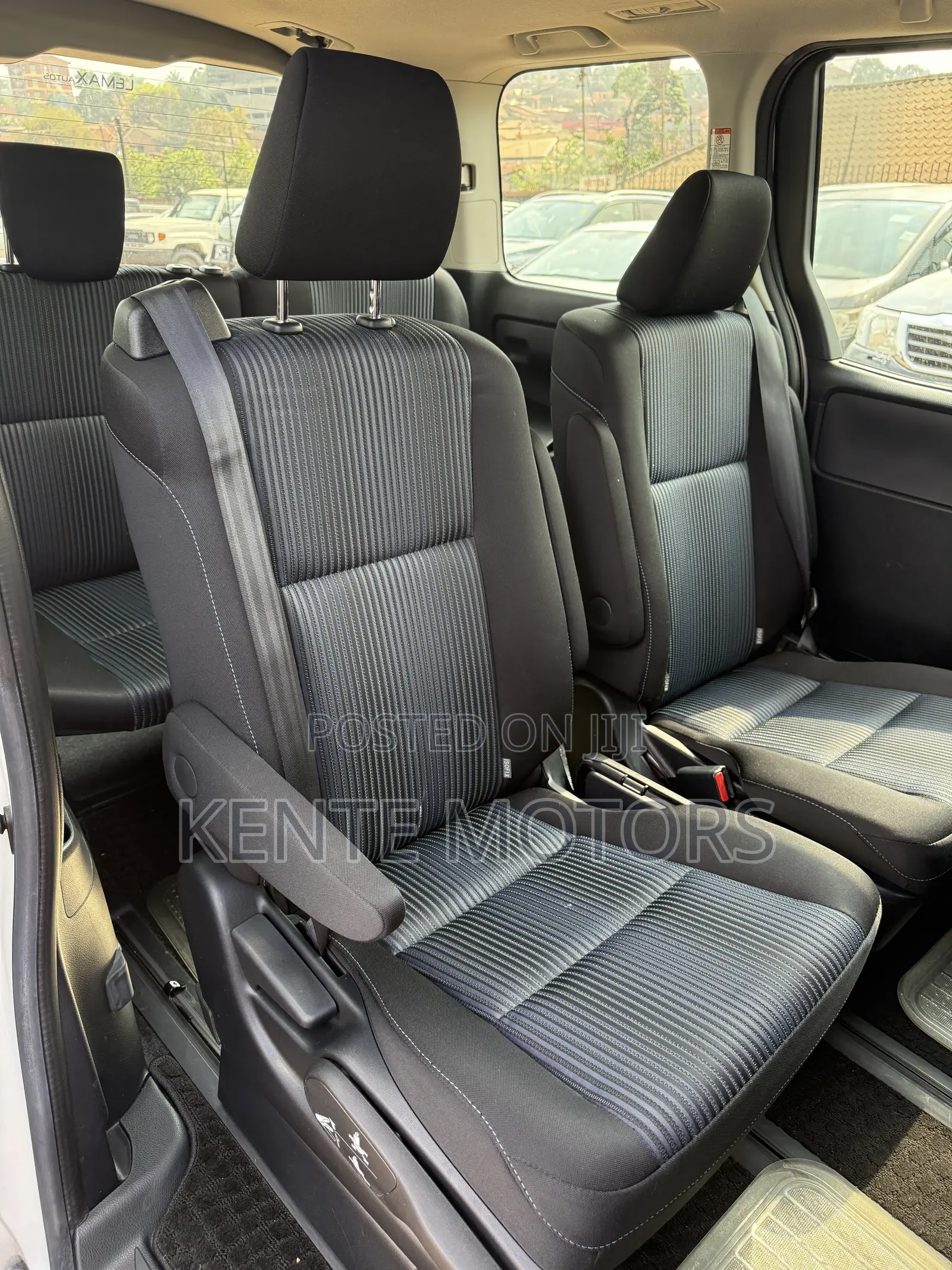 Toyota Noah 2.0 AWD (7 Seater) 2015 White