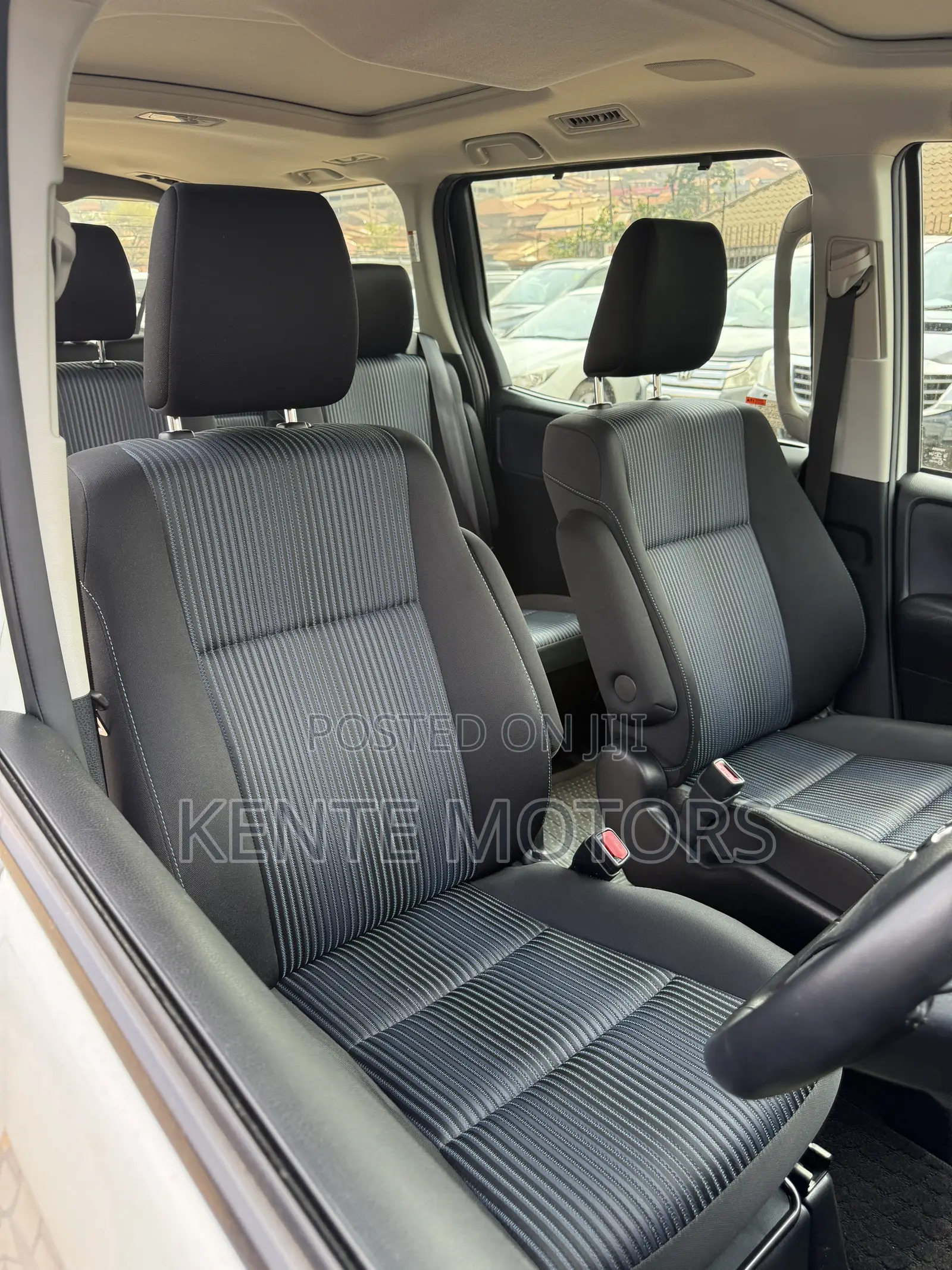 Toyota Noah 2.0 AWD (7 Seater) 2015 White