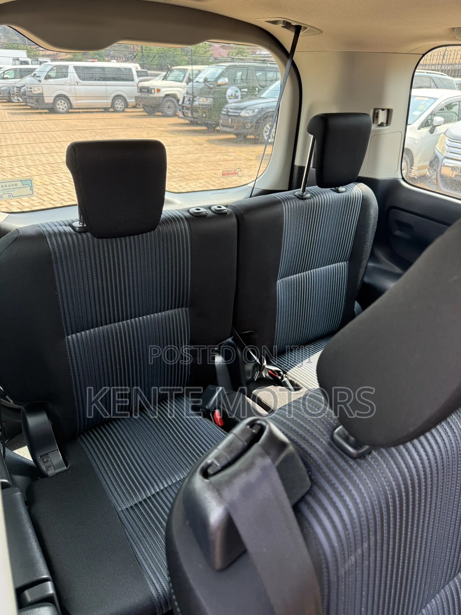 Toyota Noah 2.0 AWD (7 Seater) 2015 White