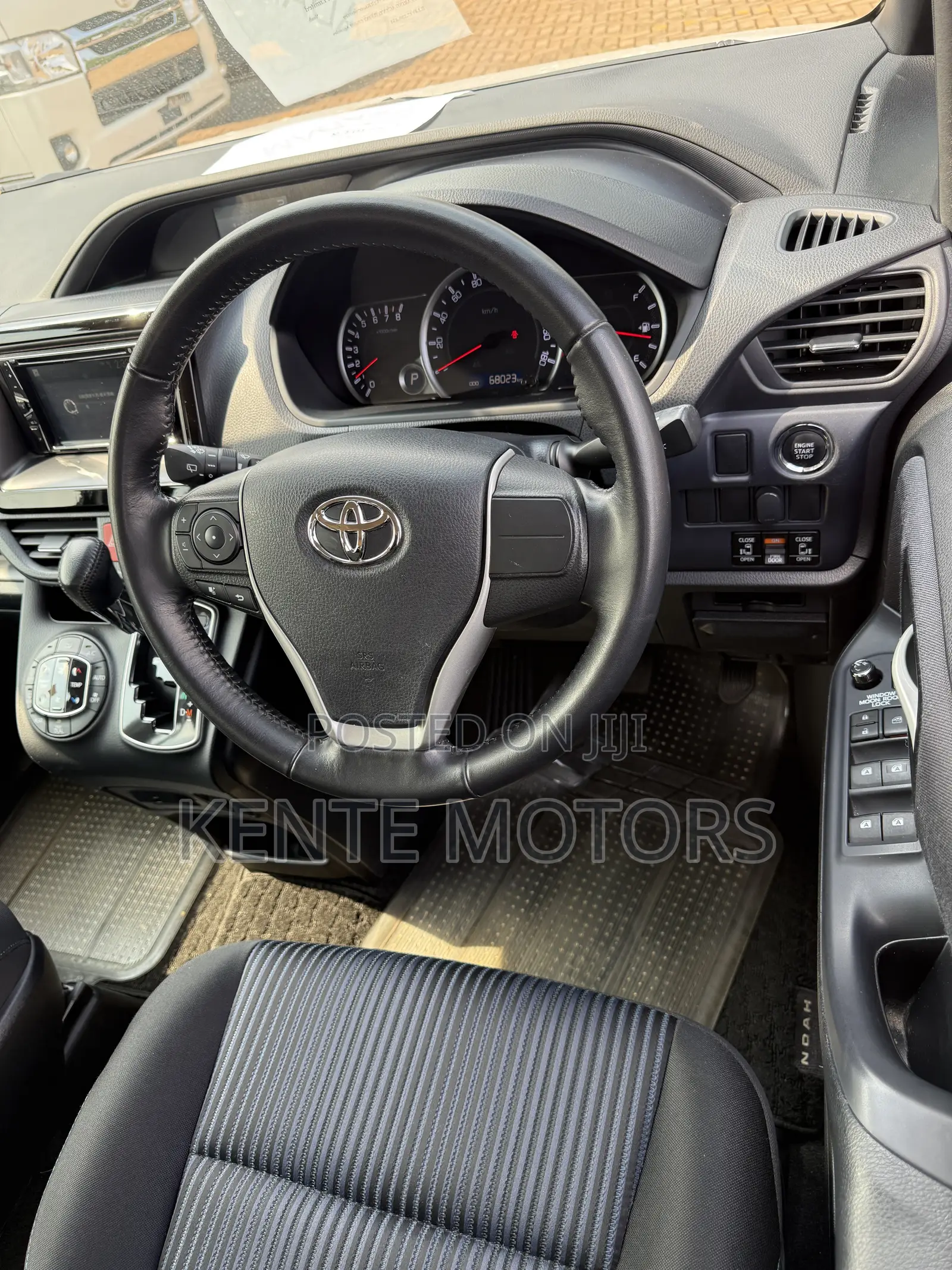 Toyota Noah 2.0 AWD (7 Seater) 2015 White